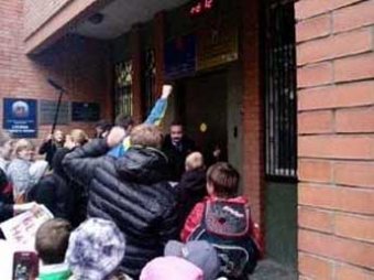 Ученики закрытой в Москве школы взяли штурмом управу района