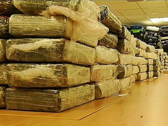 В багаже пассажиров самолета Каракас-Париж найдено свыше тонны кокаина