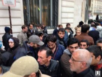 СМИ: в Париже наглые кавказцы сорвали продажи нового iPhone 5S (ФОТО, ВИДЕО)