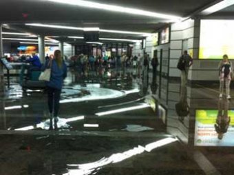 В Сочи из-за сильного ливня затопило международный аэропорт