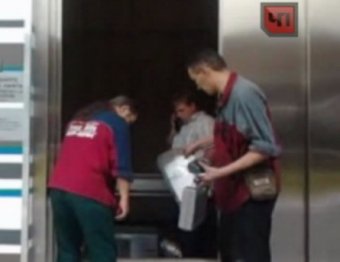 В Москве в торговом центре упал лифт с людьми: есть пострадавшие