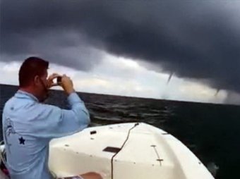 Рыбак из Флориды заснял сразу четырех водяных торнадо