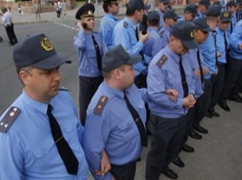 Белорусским милиционерам запретят курить в форме