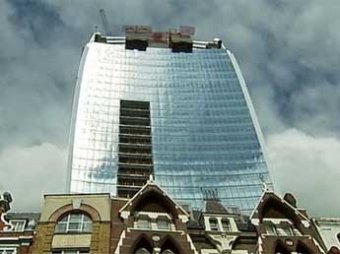 Аномальная зона в Лондоне: новый офисный центр поджигает все вокруг