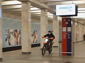 В Москве мотоциклист прокатился прямо по перрону станции метро "Войковская"