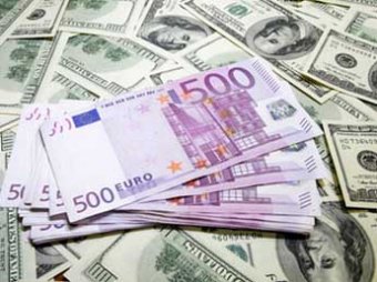 Доллар и евро рухнули во всем мире, подняв рубль на максимальный уровень с июня