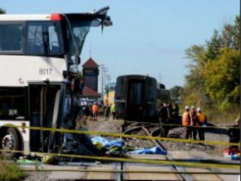 Поезд столкнулся с двухэтажным автобусом в Канаде, 6 человек погибли, более 30 пострадали
