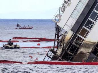 Затонувший лайнер Costa Concordia подняли со дна моря