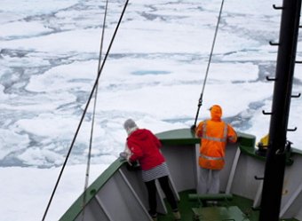 Активисты Greenpeace с  ледокола Arctic Sunrise проверяются на пиратство