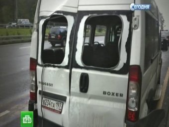 На Рублёвском шоссе перевернулся пассажирский автобус, наехавший на люк