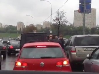 В центре Москвы "беспредельщики" на Bentley избили водителя