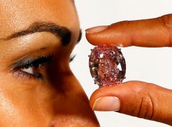 На аукционе в Женеве выставлен розовый бриллиант за  млн