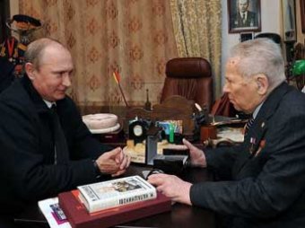 Путин проверил плавность спускового крючка у АК-12 и поручил перевооружаться быстрее