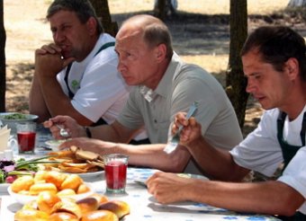 Владимир Путин отведал борща за одним столом с кубанскими комбайнерами