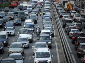 В Москве пассажирский автобус снес опору контактной сети