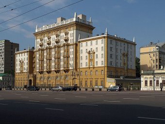 Посольство США в Москве вынуждает посетителей закапывать iPad в клумбы