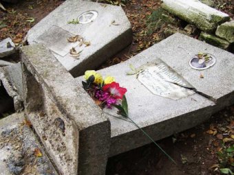 Школьники разгромили 87 могил на кладбище в Омской области