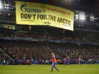 Активисты Greenpeace прервали матч Лиги чемпионов акцией против "Газпрома"