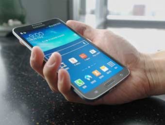 Samsung представил первый в мире смартфон с изогнутым экраном