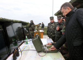 СМИ: Янукович оглушил рыбу противотанковой ракетой