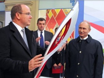 Путин подарил князю Монако олимпийский факел Сочи-2014