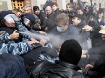 Митинг оппозиции в Киеве перерос в массовую драку