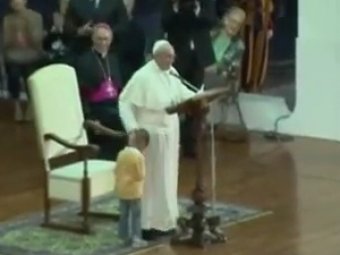 В Ватикане маленький мальчик чуть не сорвал мессу Папы Римского
