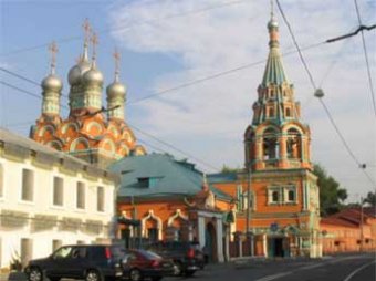 Вооруженные хулиганы ворвались в храм Москвы и устроили там фотосессию