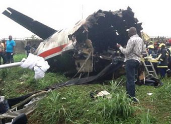 Названа вероятная причина крушения самолета в Нигерии с гробом бывшего губернатора штата Ондо