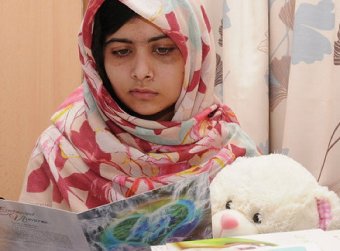 Раненная талибами пакистанская девочка получила премию Политковской