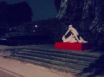 В Польше установили скульптуру советского солдата-насильника