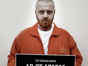 В одном из московских ТЦ мужчину посадили в стеклянный "карцер"