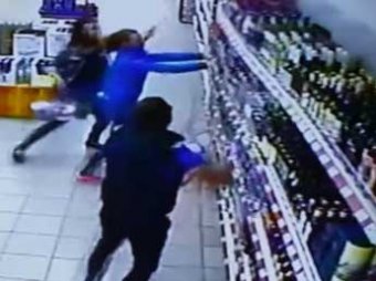 В Сети набирает популярность видео, как на работника супермаркета рухнула витрина с алкоголем