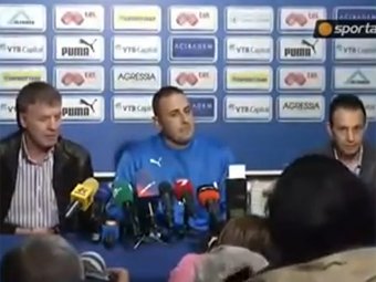 Болгарские фанаты выгнали нового тренера ФК "Левски", сорвав с него одежду