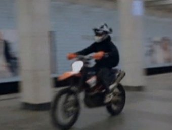 Байкер на мотоцикле гонял по московскому метро, полиция смогла его вычислить по видеозаписи