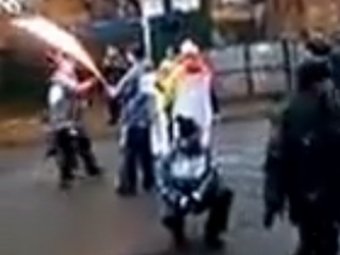 СМИ: в Костроме олимпийский факел "взорвался" в руках девочки (ВИДЕО)