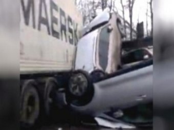 В результате крупного ДТП на Ленинградском шоссе 1 человек погиб, а двое пострадали