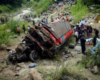 В Таиланде автобус с паломниками рухнул в пропасть: 21 погибший