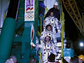 Олимпийский огонь впервые в истории отправили на орбиту