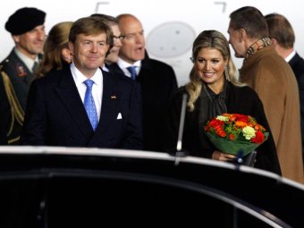 Короля и королеву Нидерландов забросали помидорами у консерватории в Москве