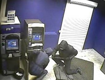 В Москве неизвестные преступники избили охранника и украли банкомат