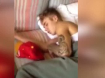 В Бразилии Джастина Бибера сняли спящим после посещения борделя