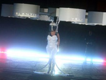 Леди Гага презентовала летающее платье "Мухатлантида"