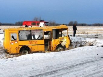 Под Иркутском автобус с детьми врезался в лесовоз: погибли четыре человека