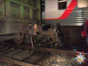 В Белоруссии автомобиль зажало между двумя поездами: три человека погибли