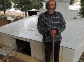 Брокер 13 лет прожил в склепе на могиле друга