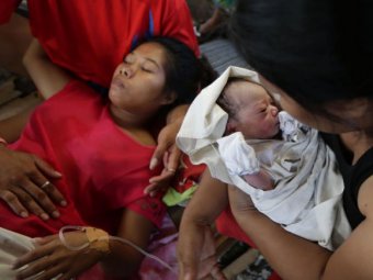 На Филиппинах женщина чудом родила дочь в руинах аэропорта