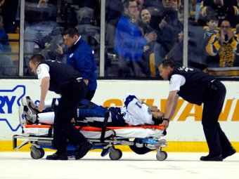 Звёздный игрок НХЛ сломал ногу о стойку своих ворот