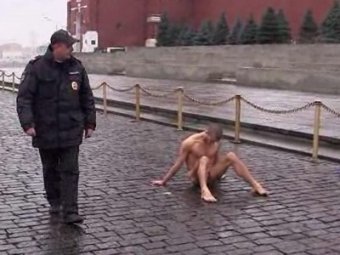 Питерский художник прибил мошонку к Красной площади