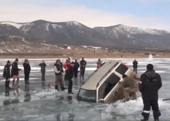 Рыбаки вытащили джип, провалившийся под лед Байкала, без всякой спецтехники